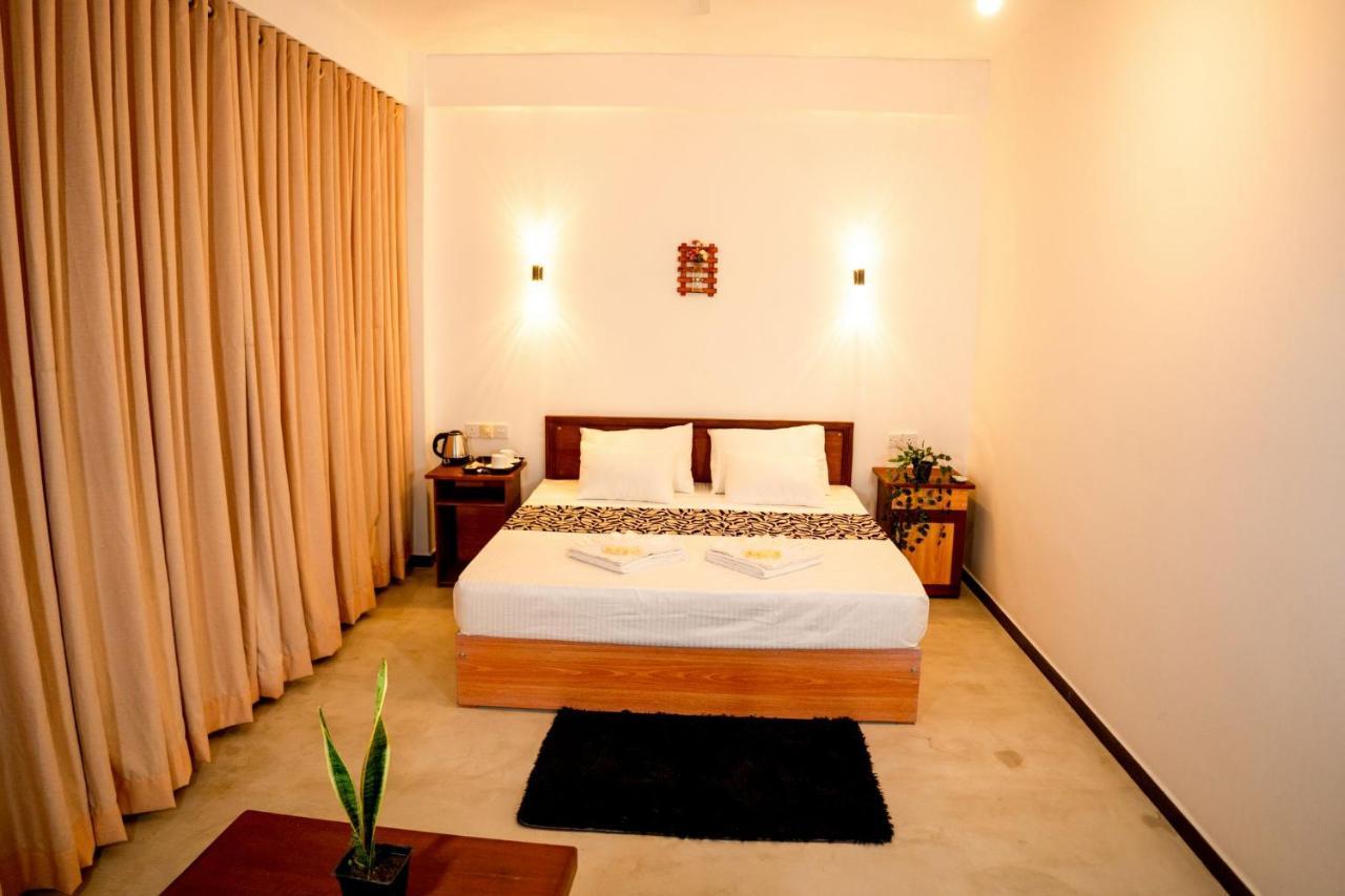 Отель Tevins Place - *